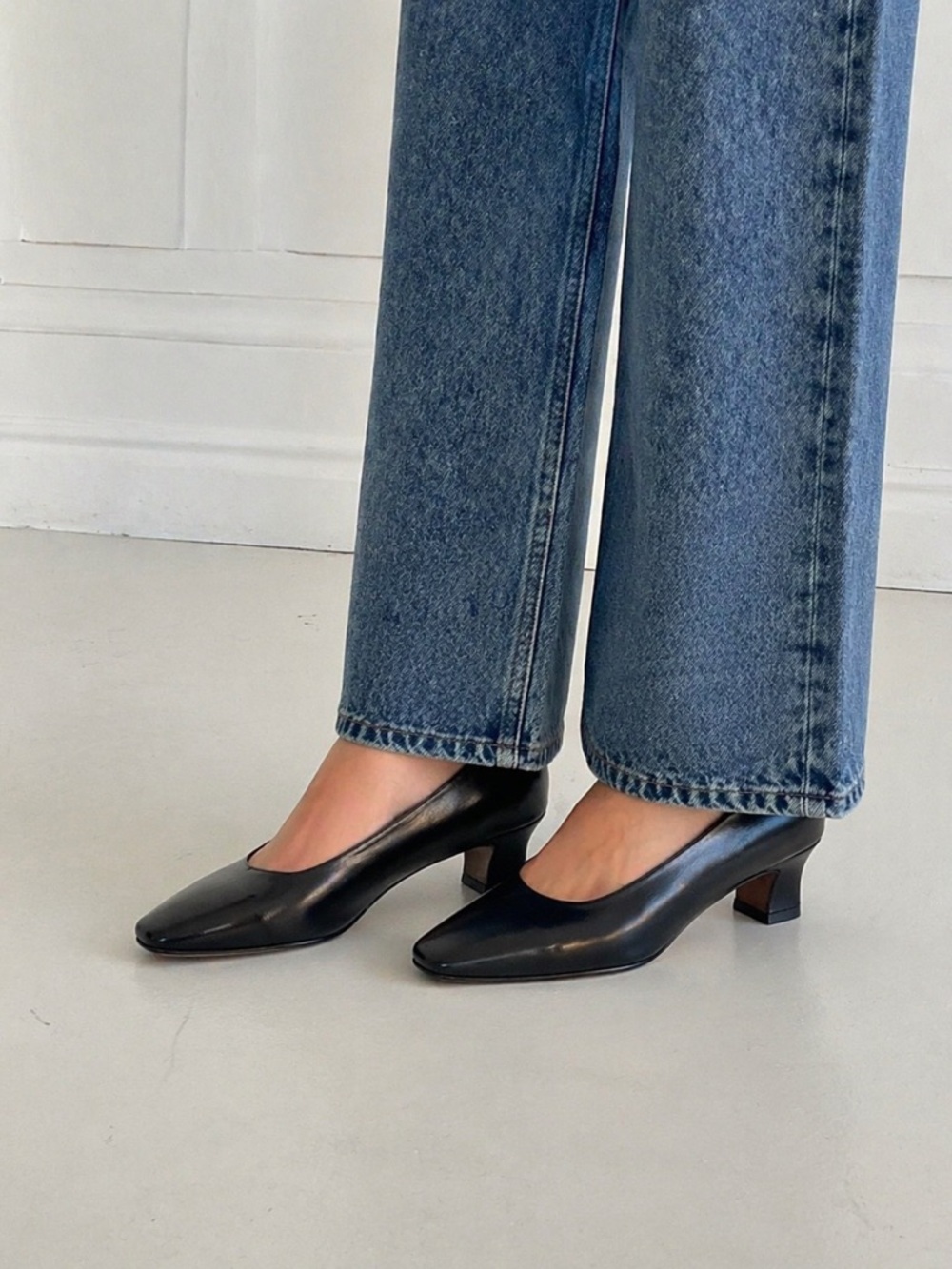 Vintage Salvatore Ferragamo Navy Leather Pumps 10 AA Narrow Made in Italy